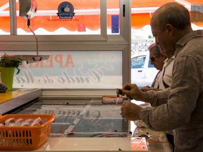 Il nostro tour non pu� che finire in strada della Marina, a  San Giorgio, vera e propria "patria" delle pescherie baresi (ce ne sono ben sei)